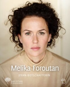 „Ich mache mir viele Gedanken über Gesellschaften, die Kriege und Diktaturen hinter sich lassen wollen. Trauma zu überwinden ist eine notwendige Voraussetzung für den Aufbau eines gerechten Friedens. Deshalb freue ich mich sehr, Botschafterin der Jiyan Foundation zu sein, die sich um traumatisierte Überlebende von Krieg und Folter im Irak und Syrien kümmert. Jiyan stellt die Bedürfnisse der Überlebenden in den Mittelpunkt und ich wünsche mir, dass noch mehr Menschen davon erfahren."